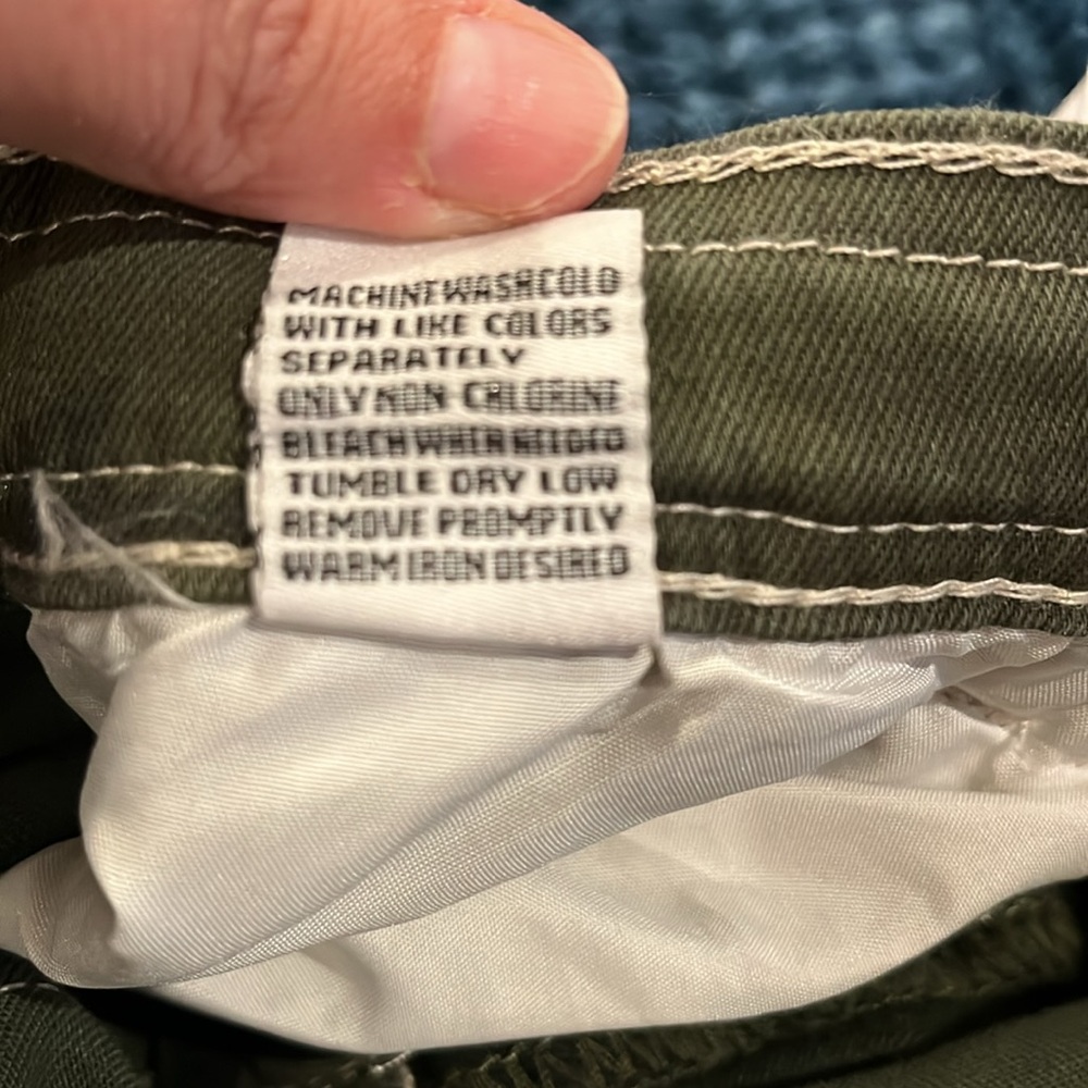 NWT DISCLOSURE BAGGY CARGO CAMO PANTS💚💚 - Picture 14 of 14
